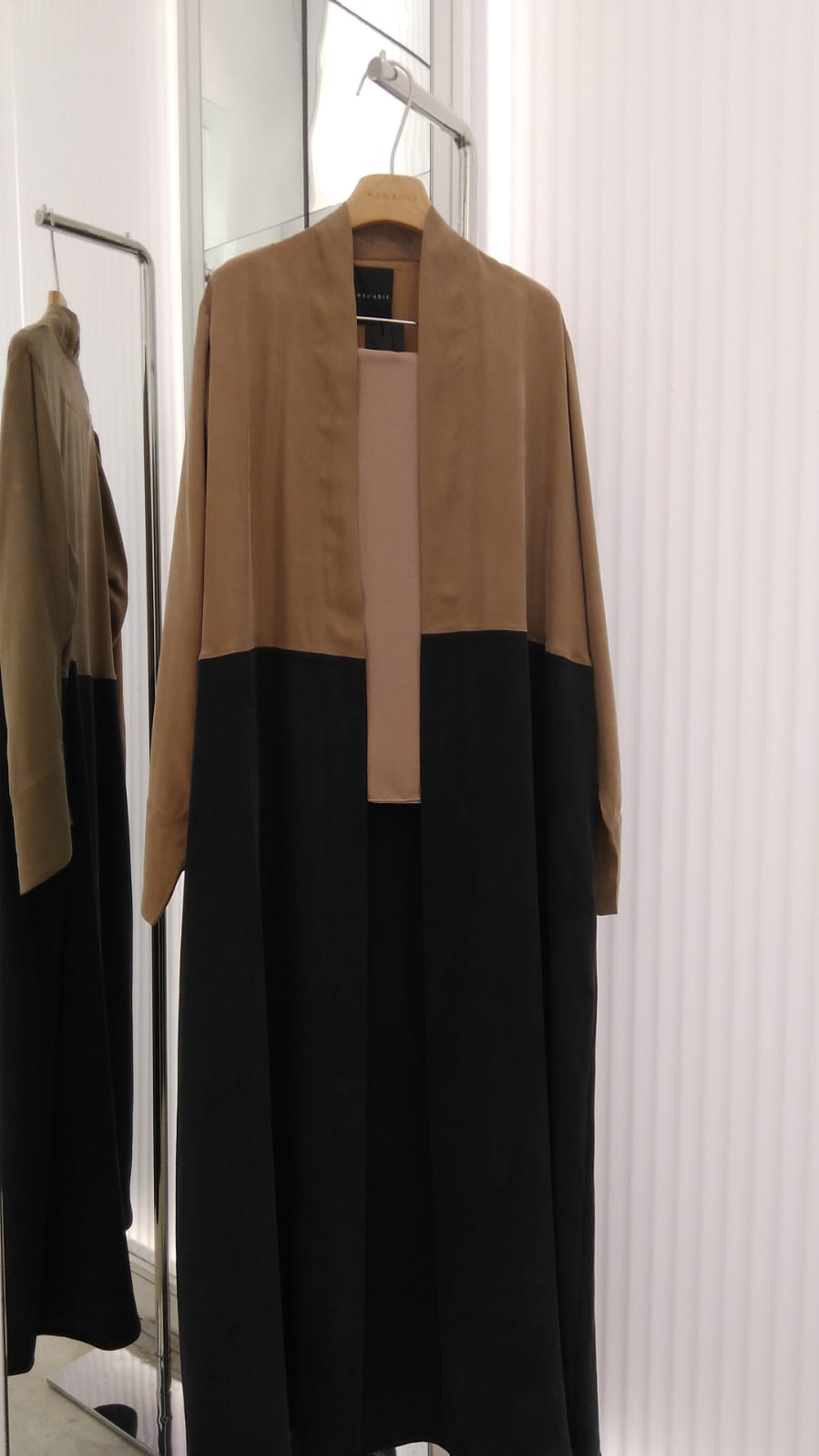 HA22-000023 BLACK & BIEGE